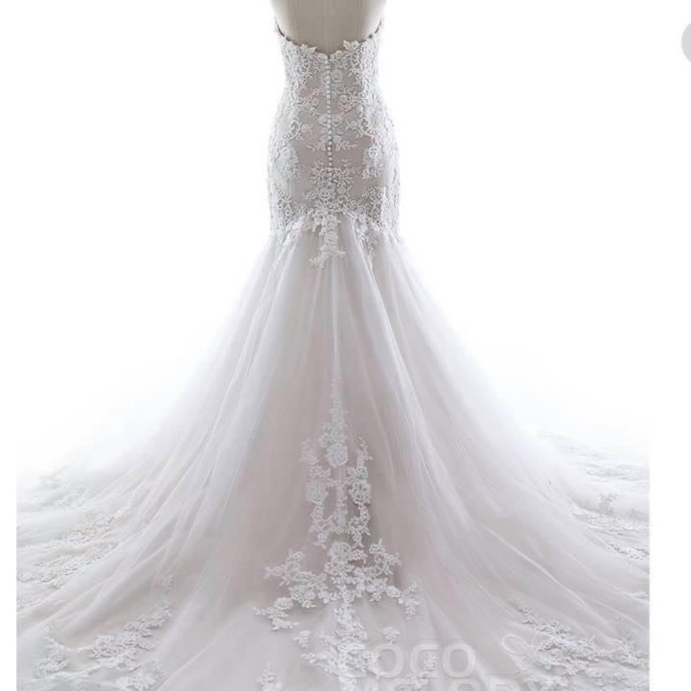Beautiful mermaid wedding dress NEW. Size 22. Cathedral veil NEW also available.